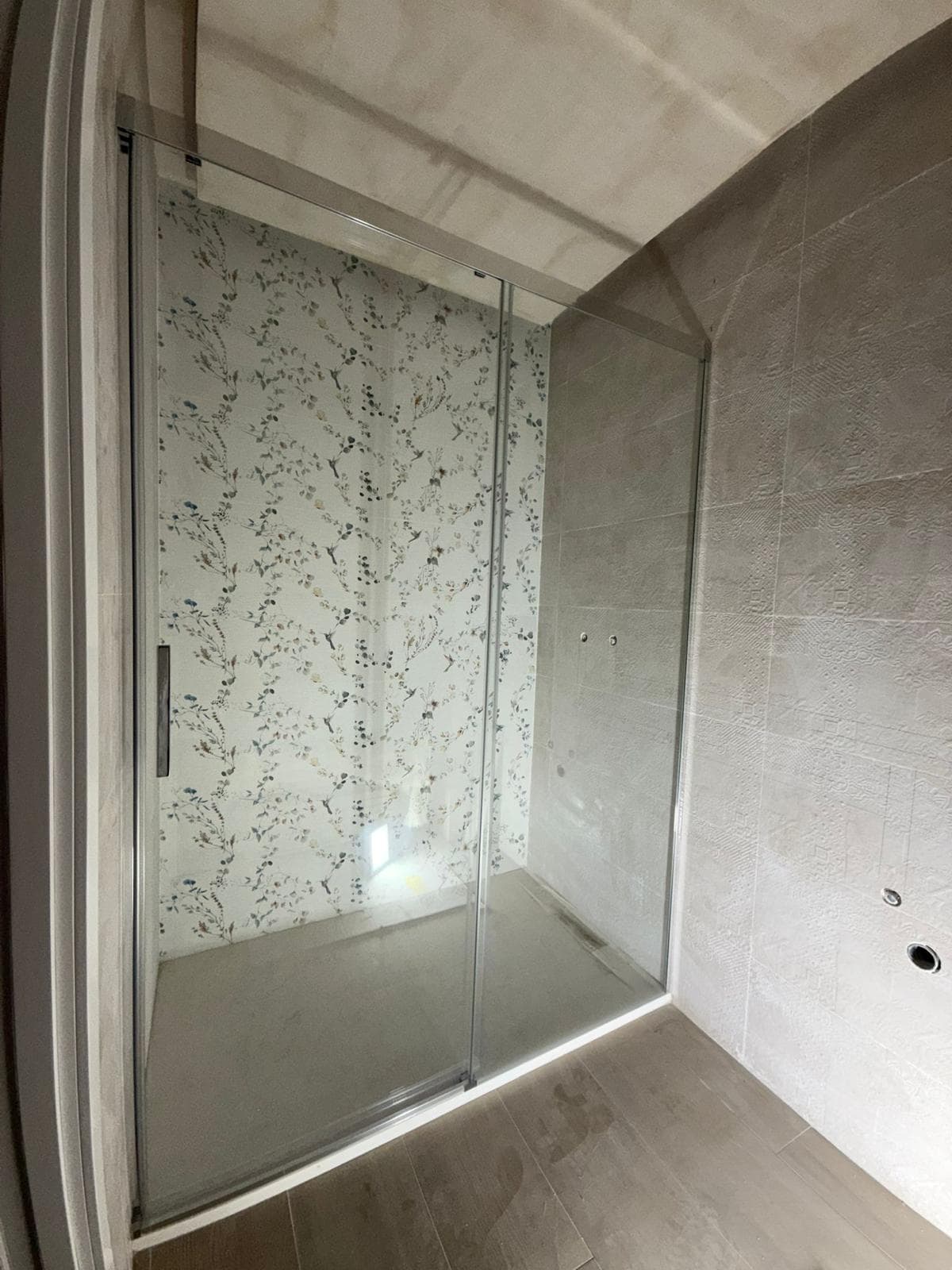 Mampara frontal 1f+1c Nyasa de Debaño Cromo, negra, blanca y oro mate Serie Baikal
