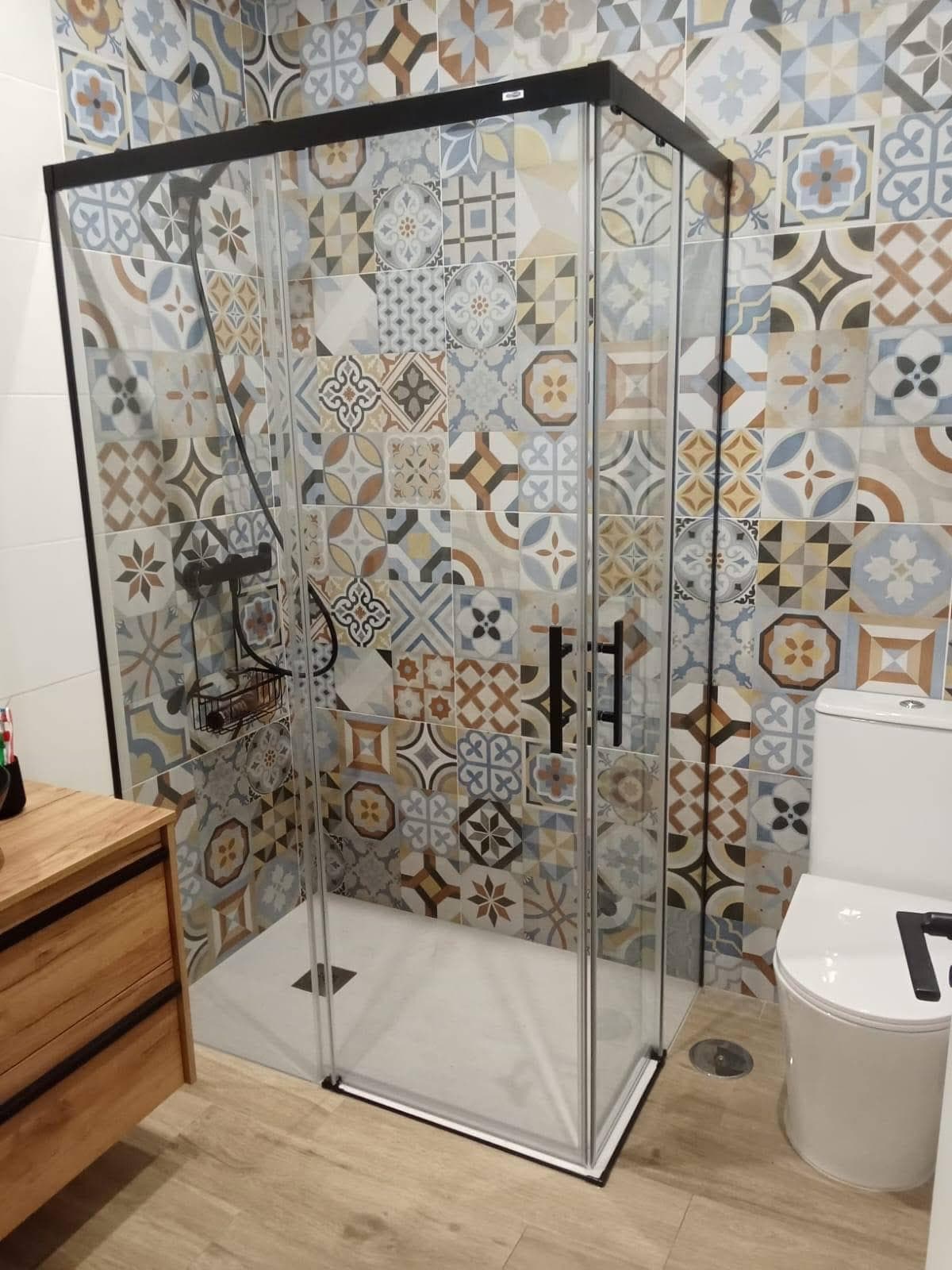 Mampara angular 2f+2c Lena apertura vértice de Debaño Cromo, negra, blanca y oro mate Serie Baikal