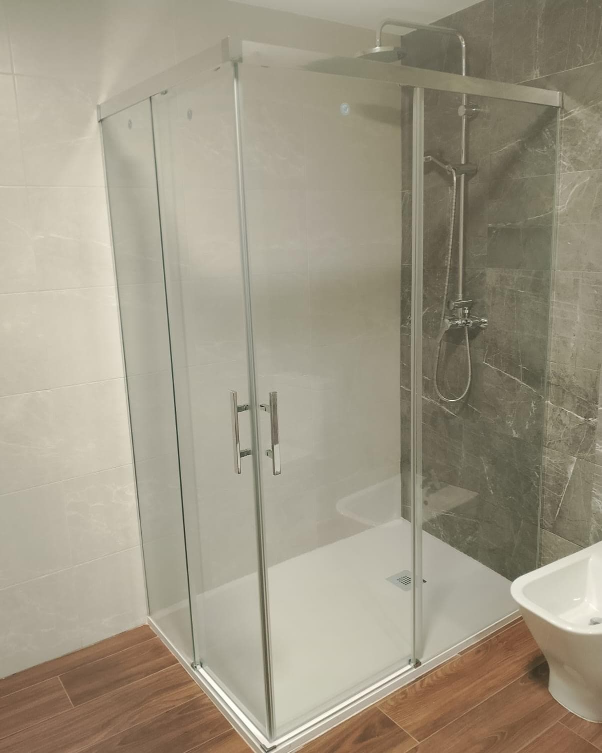 Mampara angular 2f+2c Lena apertura vértice de Debaño Cromo, negra, blanca y oro mate Serie Baikal