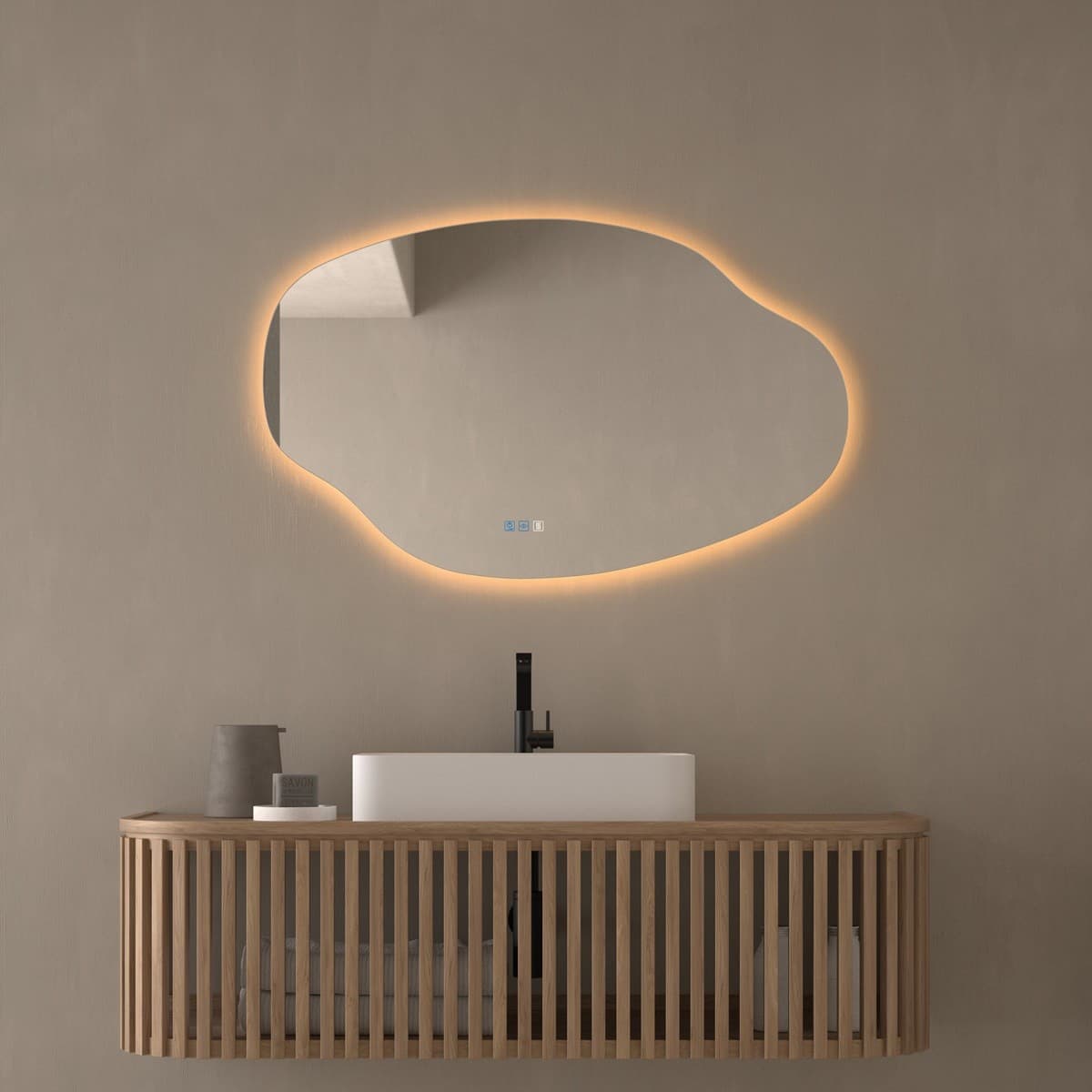 Espejo asimétrico con luz LED para baño Almadén