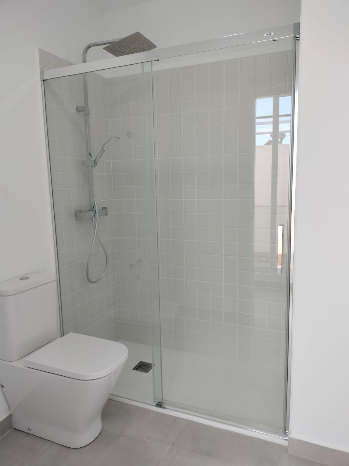 Mampara frontal 1f+1c Nyasa de Debaño Cromo, negra, blanca y oro mate Serie Baikal
