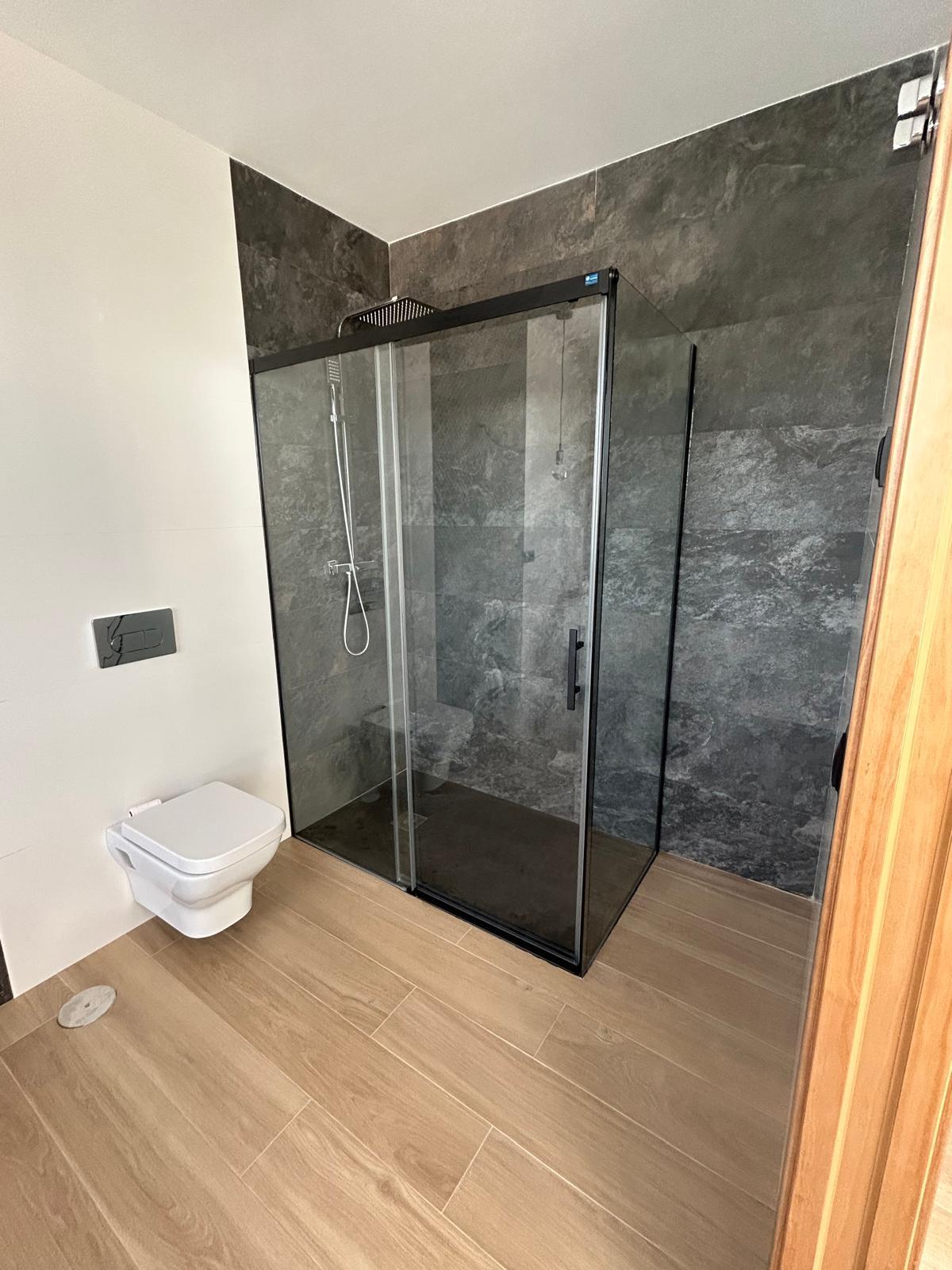 Mampara Nyasa serie Baikal de debaño8 Mampara Angular 1f+1c + Lateral Kandy de Debaño Cromo, negra, blanca y oro mate Serie Baikal - Imagen 1